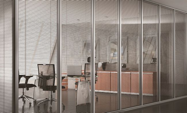 Capa: Divisórias piso-teto de vidro garantem conforto acústico para escritórios